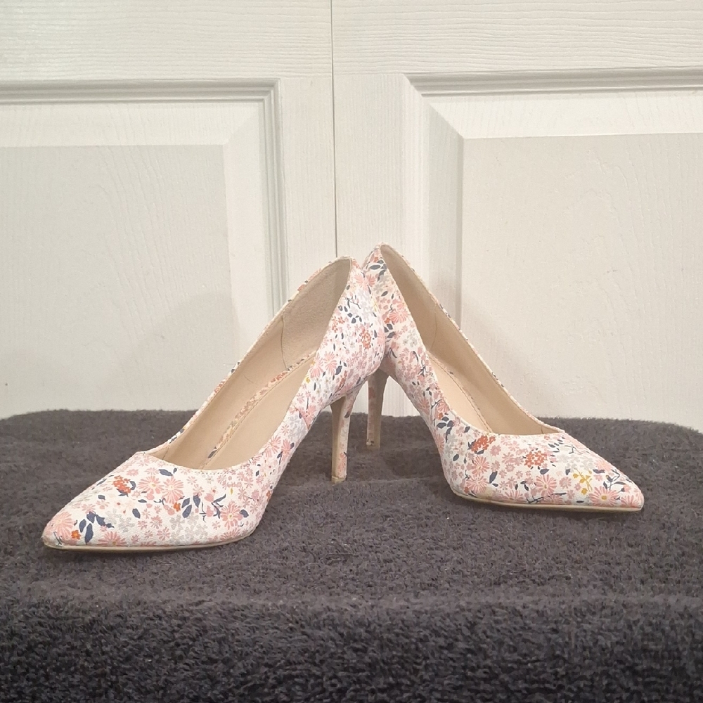 Old Navy Pink and White Floral Slip On Pointed Toe Heels - 9